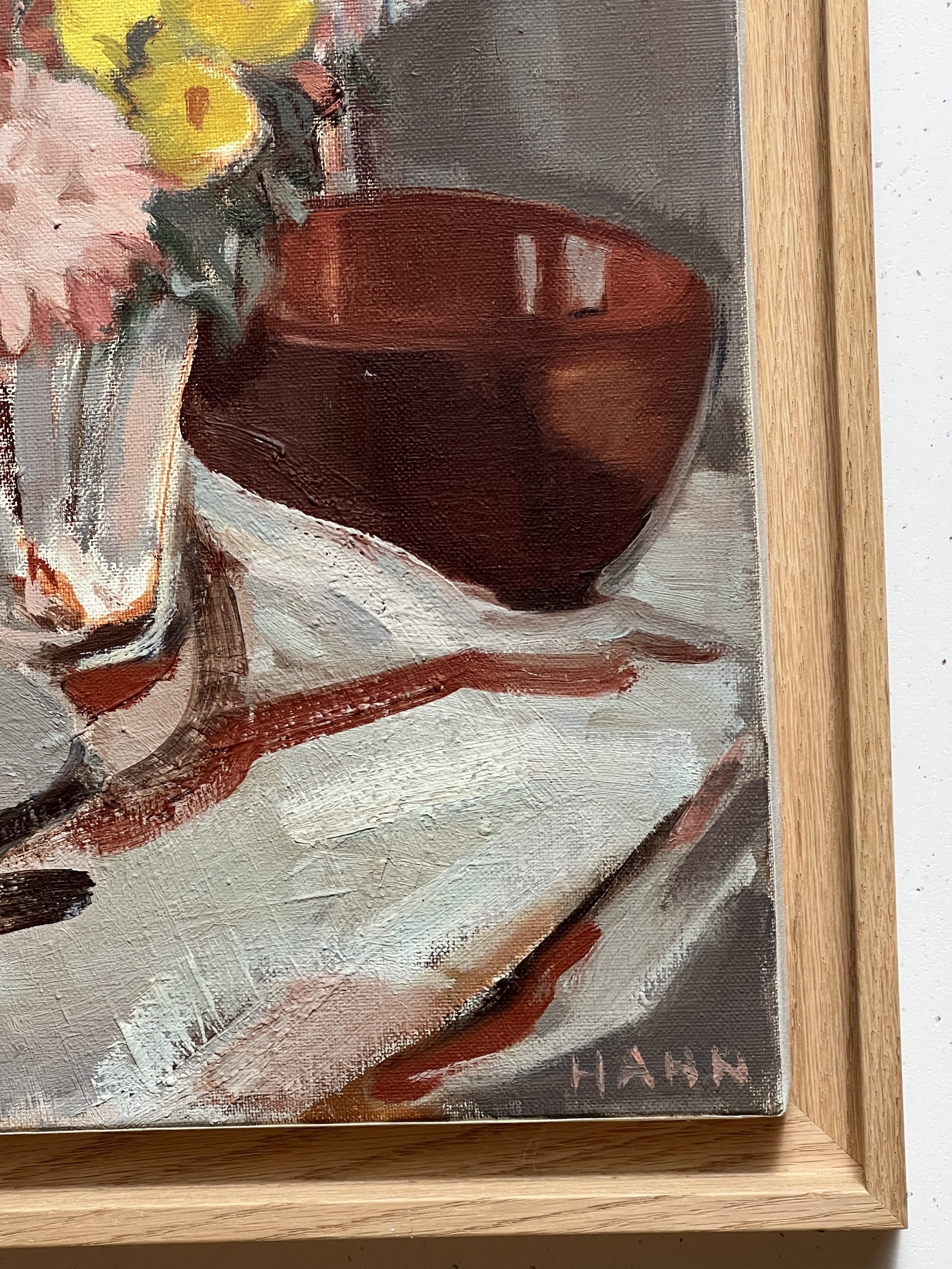 elisabeth-hahn-nature-morte-bouquet-fleurs-huile-sur-toile.signature Découvrez cette nature morte au bouquet de fleurs d’Elisabeth Hahn, une huile sur toile lumineuse où fleurs, fruits et objets s’accordent dans une palette subtile et chaleureuse.